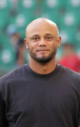 Cheftrainer Vincent Kompany (FC Bayern Muenchen) Fussball, Herren, Saison 2024 2025, 1.Liga, Bundesliga, Volkswagenarena, VfL Wolfsburg gegen FC Bayern Muenchen, 2-3 DFL REGULATIONS PROHIBIT ANY USE OF PHOTOGRAPHS AS IMAGE SEQUENCES AND OR QUASI-VIDEO.