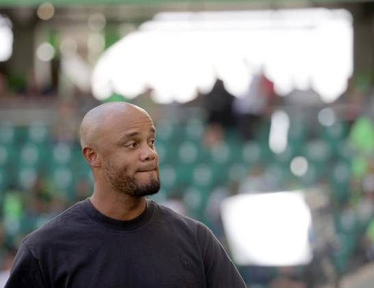 Cheftrainer Vincent Kompany (FC Bayern Muenchen) Fussball, Herren, Saison 2024 2025, 1.Liga, Bundesliga, Volkswagenarena, VfL Wolfsburg gegen FC Bayern Muenchen, 2-3 DFL REGULATIONS PROHIBIT ANY USE OF PHOTOGRAPHS AS IMAGE SEQUENCES AND OR QUASI-VIDEO.