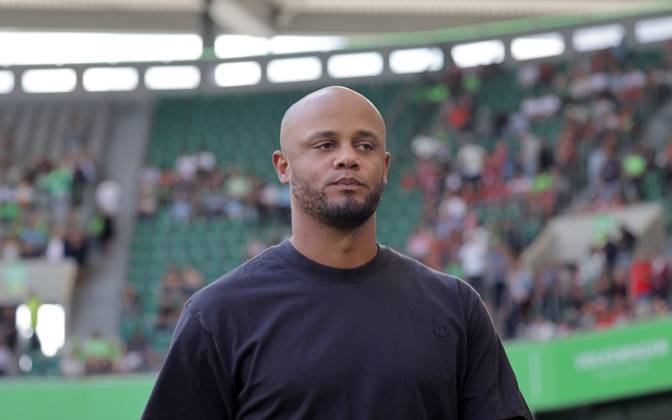 Cheftrainer Vincent Kompany (FC Bayern Muenchen) Fussball, Herren, Saison 2024 2025, 1.Liga, Bundesliga, Volkswagenarena, VfL Wolfsburg gegen FC Bayern Muenchen, 2-3 DFL REGULATIONS PROHIBIT ANY USE OF PHOTOGRAPHS AS IMAGE SEQUENCES AND OR QUASI-VIDEO.