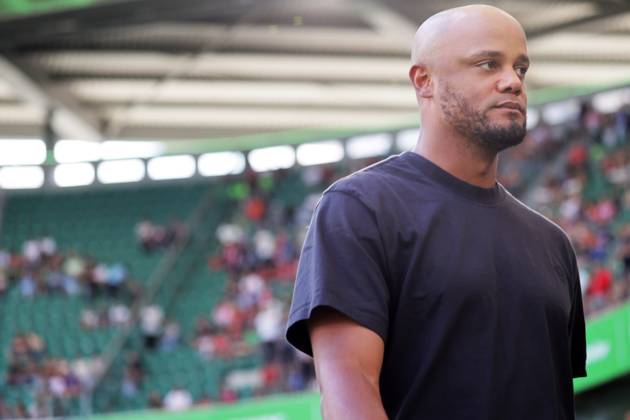 Cheftrainer Vincent Kompany (FC Bayern Muenchen) Fussball, Herren, Saison 2024 2025, 1.Liga, Bundesliga, Volkswagenarena, VfL Wolfsburg gegen FC Bayern Muenchen, 2-3 DFL REGULATIONS PROHIBIT ANY USE OF PHOTOGRAPHS AS IMAGE SEQUENCES AND OR QUASI-VIDEO.