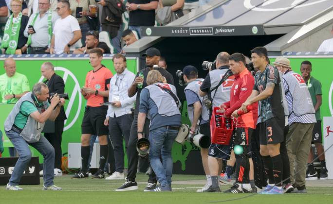 Cheftrainer Vincent Kompany (FC Bayern Muenchen) im Fokus der Fotografen Fussball, Herren, Saison 2024 2025, 1.Liga, Bundesliga, Volkswagenarena, VfL Wolfsburg gegen FC Bayern Muenchen, 2-3 DFL REGULATIONS PROHIBIT ANY USE OF PHOTOGRAPHS AS IMAGE SEQUENCES AND OR QUASI-VIDEO.