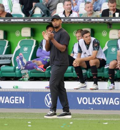 Cheftrainer Vincent Kompany (FC Bayern Muenchen) Fussball, Herren, Saison 2024 2025, 1.Liga, Bundesliga, Volkswagenarena, VfL Wolfsburg gegen FC Bayern Muenchen, 2-3 DFL REGULATIONS PROHIBIT ANY USE OF PHOTOGRAPHS AS IMAGE SEQUENCES AND OR QUASI-VIDEO.
