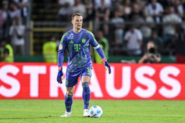 Torwart Manuel Neuer (FC Bayern Muenchen) in Aktion, am Ball, Einzelaktion waehrend des DFB-Pokal - erstrunden Spiels zwischen dem SSV Ulm 1846 Fussball und FC Bayern München im Donaustadion am 16. August 2024 in Ulm, Deutschland. (Foto von Harry Langer DeFodi Images) +++ Torwart Manuel Neuer (FC Bayern Muenchen) controls the Ball during the DFB-Pokal - First Round match between SSV Ulm 1846 Fussball and FC Bayern Muenchen at Donaustadion on August 16, 2024 in Ulm, Germany. (Photo by Harry Langer DeFodi Images) DFB DFL REGULATIONS PROHIBIT ANY USE OF PHOTOGRAPHS AS IMAGE SEQUENCES AND OR QUASI-VIDEO. (Photo by Harry Langer DeFodi Images) DFB DFL REGULATIONS PROHIBIT ANY USE OF PHOTOGRAPHS AS IMAGE SEQUENCES AND OR QUASI-VIDEO. Defodi-541_SSVFCB240816_177