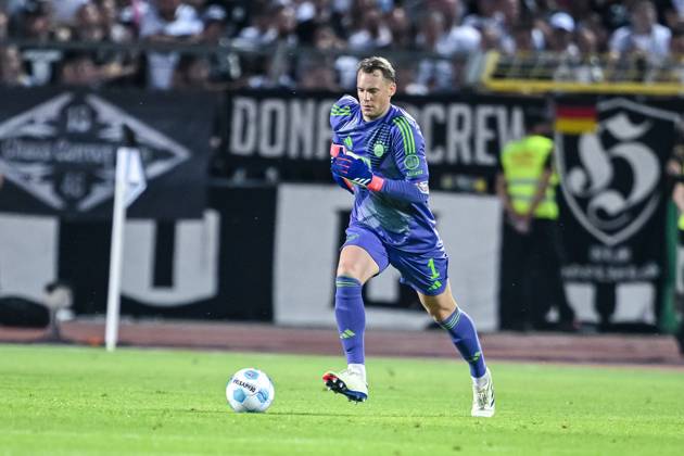 Torwart Manuel Neuer (FC Bayern Muenchen) in Aktion, am Ball, Einzelaktion waehrend des DFB-Pokal - erstrunden Spiels zwischen dem SSV Ulm 1846 Fussball und FC Bayern München im Donaustadion am 16. August 2024 in Ulm, Deutschland. (Foto von Harry Langer DeFodi Images) +++ Torwart Manuel Neuer (FC Bayern Muenchen) controls the Ball during the DFB-Pokal - First Round match between SSV Ulm 1846 Fussball and FC Bayern Muenchen at Donaustadion on August 16, 2024 in Ulm, Germany. (Photo by Harry Langer DeFodi Images) DFB DFL REGULATIONS PROHIBIT ANY USE OF PHOTOGRAPHS AS IMAGE SEQUENCES AND OR QUASI-VIDEO. (Photo by Harry Langer DeFodi Images) DFB DFL REGULATIONS PROHIBIT ANY USE OF PHOTOGRAPHS AS IMAGE SEQUENCES AND OR QUASI-VIDEO. Defodi-541_SSVFCB240816_202