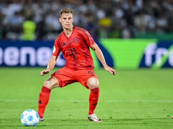 Joshua Kimmich (FC Bayern Muenchen) in Aktion, am Ball, Einzelaktion waehrend des DFB-Pokal - erstrunden Spiels zwischen dem SSV Ulm 1846 Fussball und FC Bayern München im Donaustadion am 16. August 2024 in Ulm, Deutschland. (Foto von Harry Langer DeFodi Images) +++ Joshua Kimmich (FC Bayern Muenchen) controls the Ball during the DFB-Pokal - First Round match between SSV Ulm 1846 Fussball and FC Bayern Muenchen at Donaustadion on August 16, 2024 in Ulm, Germany. (Photo by Harry Langer DeFodi Images) DFB DFL REGULATIONS PROHIBIT ANY USE OF PHOTOGRAPHS AS IMAGE SEQUENCES AND OR QUASI-VIDEO. (Photo by Harry Langer DeFodi Images) DFB DFL REGULATIONS PROHIBIT ANY USE OF PHOTOGRAPHS AS IMAGE SEQUENCES AND OR QUASI-VIDEO. Defodi-541_SSVFCB240816_207