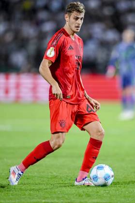 Josip Stanisic (FC Bayern Muenchen) in Aktion, am Ball, Einzelaktion waehrend des DFB-Pokal - erstrunden Spiels zwischen dem SSV Ulm 1846 Fussball und FC Bayern München im Donaustadion am 16. August 2024 in Ulm, Deutschland. (Foto von Harry Langer DeFodi Images) +++ Josip Stanisic (FC Bayern Muenchen) controls the Ball during the DFB-Pokal - First Round match between SSV Ulm 1846 Fussball and FC Bayern Muenchen at Donaustadion on August 16, 2024 in Ulm, Germany. (Photo by Harry Langer DeFodi Images) DFB DFL REGULATIONS PROHIBIT ANY USE OF PHOTOGRAPHS AS IMAGE SEQUENCES AND OR QUASI-VIDEO. (Photo by Harry Langer DeFodi Images) DFB DFL REGULATIONS PROHIBIT ANY USE OF PHOTOGRAPHS AS IMAGE SEQUENCES AND OR QUASI-VIDEO. Defodi-541_SSVFCB240816_227