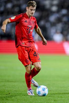 Josip Stanisic (FC Bayern Muenchen) in Aktion, am Ball, Einzelaktion waehrend des DFB-Pokal - erstrunden Spiels zwischen dem SSV Ulm 1846 Fussball und FC Bayern München im Donaustadion am 16. August 2024 in Ulm, Deutschland. (Foto von Harry Langer DeFodi Images) +++ Josip Stanisic (FC Bayern Muenchen) controls the Ball during the DFB-Pokal - First Round match between SSV Ulm 1846 Fussball and FC Bayern Muenchen at Donaustadion on August 16, 2024 in Ulm, Germany. (Photo by Harry Langer DeFodi Images) DFB DFL REGULATIONS PROHIBIT ANY USE OF PHOTOGRAPHS AS IMAGE SEQUENCES AND OR QUASI-VIDEO. (Photo by Harry Langer DeFodi Images) DFB DFL REGULATIONS PROHIBIT ANY USE OF PHOTOGRAPHS AS IMAGE SEQUENCES AND OR QUASI-VIDEO. Defodi-541_SSVFCB240816_228