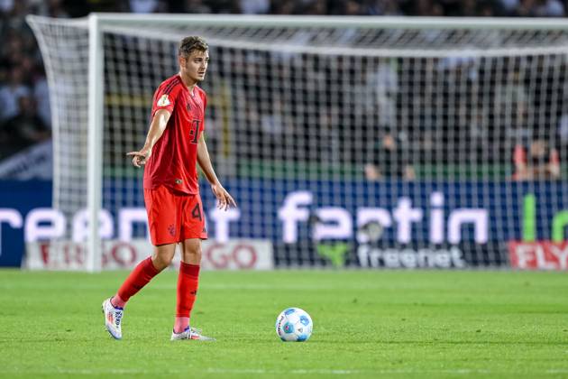Josip Stanisic (FC Bayern Muenchen) in Aktion, am Ball, Einzelaktion waehrend des DFB-Pokal - erstrunden Spiels zwischen dem SSV Ulm 1846 Fussball und FC Bayern München im Donaustadion am 16. August 2024 in Ulm, Deutschland. (Foto von Harry Langer DeFodi Images) +++ Josip Stanisic (FC Bayern Muenchen) controls the Ball during the DFB-Pokal - First Round match between SSV Ulm 1846 Fussball and FC Bayern Muenchen at Donaustadion on August 16, 2024 in Ulm, Germany. (Photo by Harry Langer DeFodi Images) DFB DFL REGULATIONS PROHIBIT ANY USE OF PHOTOGRAPHS AS IMAGE SEQUENCES AND OR QUASI-VIDEO. (Photo by Harry Langer DeFodi Images) DFB DFL REGULATIONS PROHIBIT ANY USE OF PHOTOGRAPHS AS IMAGE SEQUENCES AND OR QUASI-VIDEO. Defodi-541_SSVFCB240816_233