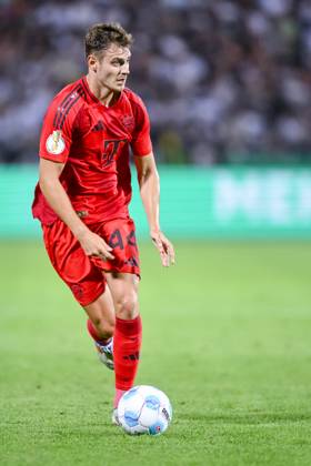 Josip Stanisic (FC Bayern Muenchen) in Aktion, am Ball, Einzelaktion waehrend des DFB-Pokal - erstrunden Spiels zwischen dem SSV Ulm 1846 Fussball und FC Bayern München im Donaustadion am 16. August 2024 in Ulm, Deutschland. (Foto von Harry Langer DeFodi Images) +++ Josip Stanisic (FC Bayern Muenchen) controls the Ball during the DFB-Pokal - First Round match between SSV Ulm 1846 Fussball and FC Bayern Muenchen at Donaustadion on August 16, 2024 in Ulm, Germany. (Photo by Harry Langer DeFodi Images) DFB DFL REGULATIONS PROHIBIT ANY USE OF PHOTOGRAPHS AS IMAGE SEQUENCES AND OR QUASI-VIDEO. (Photo by Harry Langer DeFodi Images) DFB DFL REGULATIONS PROHIBIT ANY USE OF PHOTOGRAPHS AS IMAGE SEQUENCES AND OR QUASI-VIDEO. Defodi-541_SSVFCB240816_269