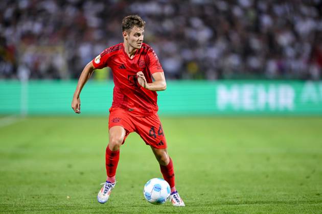 Josip Stanisic (FC Bayern Muenchen) in Aktion, am Ball, Einzelaktion waehrend des DFB-Pokal - erstrunden Spiels zwischen dem SSV Ulm 1846 Fussball und FC Bayern München im Donaustadion am 16. August 2024 in Ulm, Deutschland. (Foto von Harry Langer DeFodi Images) +++ Josip Stanisic (FC Bayern Muenchen) controls the Ball during the DFB-Pokal - First Round match between SSV Ulm 1846 Fussball and FC Bayern Muenchen at Donaustadion on August 16, 2024 in Ulm, Germany. (Photo by Harry Langer DeFodi Images) DFB DFL REGULATIONS PROHIBIT ANY USE OF PHOTOGRAPHS AS IMAGE SEQUENCES AND OR QUASI-VIDEO. (Photo by Harry Langer DeFodi Images) DFB DFL REGULATIONS PROHIBIT ANY USE OF PHOTOGRAPHS AS IMAGE SEQUENCES AND OR QUASI-VIDEO. Defodi-541_SSVFCB240816_270
