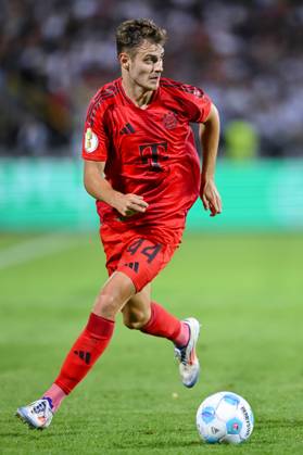 Josip Stanisic (FC Bayern Muenchen) in Aktion, am Ball, Einzelaktion waehrend des DFB-Pokal - erstrunden Spiels zwischen dem SSV Ulm 1846 Fussball und FC Bayern München im Donaustadion am 16. August 2024 in Ulm, Deutschland. (Foto von Harry Langer DeFodi Images) +++ Josip Stanisic (FC Bayern Muenchen) controls the Ball during the DFB-Pokal - First Round match between SSV Ulm 1846 Fussball and FC Bayern Muenchen at Donaustadion on August 16, 2024 in Ulm, Germany. (Photo by Harry Langer DeFodi Images) DFB DFL REGULATIONS PROHIBIT ANY USE OF PHOTOGRAPHS AS IMAGE SEQUENCES AND OR QUASI-VIDEO. (Photo by Harry Langer DeFodi Images) DFB DFL REGULATIONS PROHIBIT ANY USE OF PHOTOGRAPHS AS IMAGE SEQUENCES AND OR QUASI-VIDEO. Defodi-541_SSVFCB240816_271