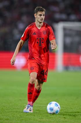 Josip Stanisic (FC Bayern Muenchen) in Aktion, am Ball, Einzelaktion waehrend des DFB-Pokal - erstrunden Spiels zwischen dem SSV Ulm 1846 Fussball und FC Bayern München im Donaustadion am 16. August 2024 in Ulm, Deutschland. (Foto von Harry Langer DeFodi Images) +++ Josip Stanisic (FC Bayern Muenchen) controls the Ball during the DFB-Pokal - First Round match between SSV Ulm 1846 Fussball and FC Bayern Muenchen at Donaustadion on August 16, 2024 in Ulm, Germany. (Photo by Harry Langer DeFodi Images) DFB DFL REGULATIONS PROHIBIT ANY USE OF PHOTOGRAPHS AS IMAGE SEQUENCES AND OR QUASI-VIDEO. (Photo by Harry Langer DeFodi Images) DFB DFL REGULATIONS PROHIBIT ANY USE OF PHOTOGRAPHS AS IMAGE SEQUENCES AND OR QUASI-VIDEO. Defodi-541_SSVFCB240816_338