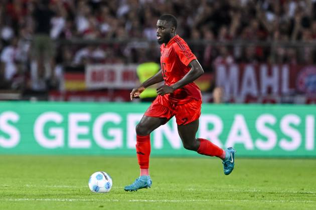 Dayot Upamecano (FC Bayern Muenchen) in Aktion, am Ball, Einzelaktion waehrend des DFB-Pokal - erstrunden Spiels zwischen dem SSV Ulm 1846 Fussball und FC Bayern München im Donaustadion am 16. August 2024 in Ulm, Deutschland. (Foto von Harry Langer DeFodi Images) +++ Dayot Upamecano (FC Bayern Muenchen) controls the Ball during the DFB-Pokal - First Round match between SSV Ulm 1846 Fussball and FC Bayern Muenchen at Donaustadion on August 16, 2024 in Ulm, Germany. (Photo by Harry Langer DeFodi Images) DFB DFL REGULATIONS PROHIBIT ANY USE OF PHOTOGRAPHS AS IMAGE SEQUENCES AND OR QUASI-VIDEO. (Photo by Harry Langer DeFodi Images) DFB DFL REGULATIONS PROHIBIT ANY USE OF PHOTOGRAPHS AS IMAGE SEQUENCES AND OR QUASI-VIDEO. Defodi-541_SSVFCB240816_344