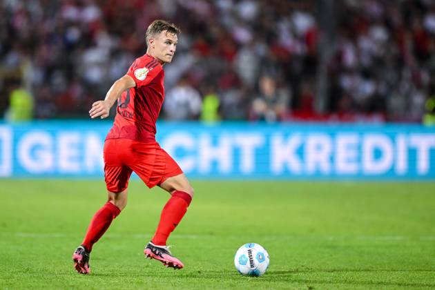 Joshua Kimmich (FC Bayern Muenchen) in Aktion, am Ball, Einzelaktion waehrend des DFB-Pokal - erstrunden Spiels zwischen dem SSV Ulm 1846 Fussball und FC Bayern München im Donaustadion am 16. August 2024 in Ulm, Deutschland. (Foto von Harry Langer DeFodi Images) +++ Joshua Kimmich (FC Bayern Muenchen) controls the Ball during the DFB-Pokal - First Round match between SSV Ulm 1846 Fussball and FC Bayern Muenchen at Donaustadion on August 16, 2024 in Ulm, Germany. (Photo by Harry Langer DeFodi Images) DFB DFL REGULATIONS PROHIBIT ANY USE OF PHOTOGRAPHS AS IMAGE SEQUENCES AND OR QUASI-VIDEO. (Photo by Harry Langer DeFodi Images) DFB DFL REGULATIONS PROHIBIT ANY USE OF PHOTOGRAPHS AS IMAGE SEQUENCES AND OR QUASI-VIDEO. Defodi-541_SSVFCB240816_379
