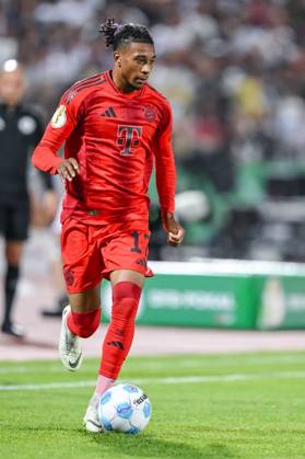 Michael Olise (FC Bayern Muenchen) in Aktion, am Ball, Einzelaktion waehrend des DFB-Pokal - erstrunden Spiels zwischen dem SSV Ulm 1846 Fussball und FC Bayern München im Donaustadion am 16. August 2024 in Ulm, Deutschland. (Foto von Harry Langer DeFodi Images) +++ Michael Olise (FC Bayern Muenchen) controls the Ball during the DFB-Pokal - First Round match between SSV Ulm 1846 Fussball and FC Bayern Muenchen at Donaustadion on August 16, 2024 in Ulm, Germany. (Photo by Harry Langer DeFodi Images) DFB DFL REGULATIONS PROHIBIT ANY USE OF PHOTOGRAPHS AS IMAGE SEQUENCES AND OR QUASI-VIDEO. (Photo by Harry Langer DeFodi Images) DFB DFL REGULATIONS PROHIBIT ANY USE OF PHOTOGRAPHS AS IMAGE SEQUENCES AND OR QUASI-VIDEO. Defodi-541_SSVFCB240816_415