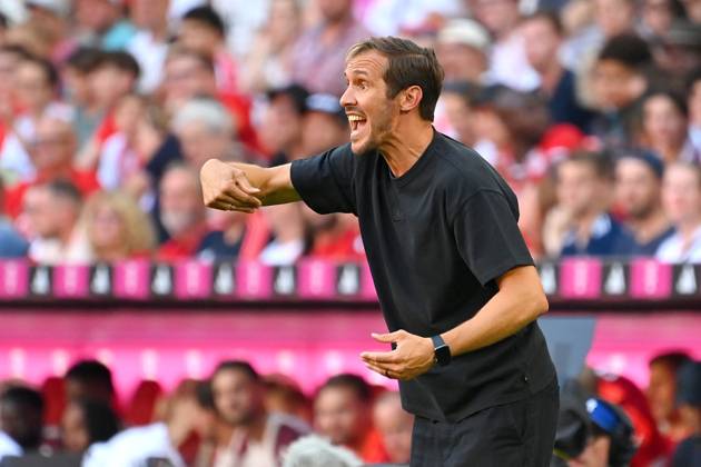 Trainer Julian SCHUSTER (SC Freiburg), Gestik,gibt Anweisungen, Einzelbild,angeschnittenes Einzelmotiv,Halbfigur,halbe Figur. Fussball 1. Bundesliga Saison 2024 2025, 2.Spieltag, Spieltag02 FC Bayern Muenchen - SC Freiburg am 01.09.2024, A L L I A N Z A R E N A.