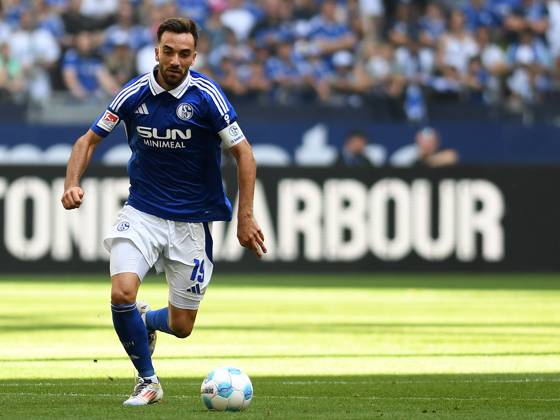 Kenan Karaman (FC Schalke 04) in Aktion, am Ball, Einzelaktion waehrend des Spiels der 2. Bundesliga zwischen FC Schalke 04 und 1. FC Köln in der Veltins-Arena am 01. September 2024 in Gelsenkirchen, Deutschland. (Foto von Ralf Treese DeFodi Images) +++ Kenan Karaman (FC Schalke 04) controls the ball during the 2. Bundesliga match between FC Schalke 04 and 1. FC Köln at Veltins-Arena on September 1, 2024 in Gelsenkirchen, Germany. (Photo by Ralf Treese DeFodi Images) DFB DFL REGULATIONS PROHIBIT ANY USE OF PHOTOGRAPHS AS IMAGE SEQUENCES AND OR QUASI-VIDEO. Defodi-521_S04KOE20240901_115