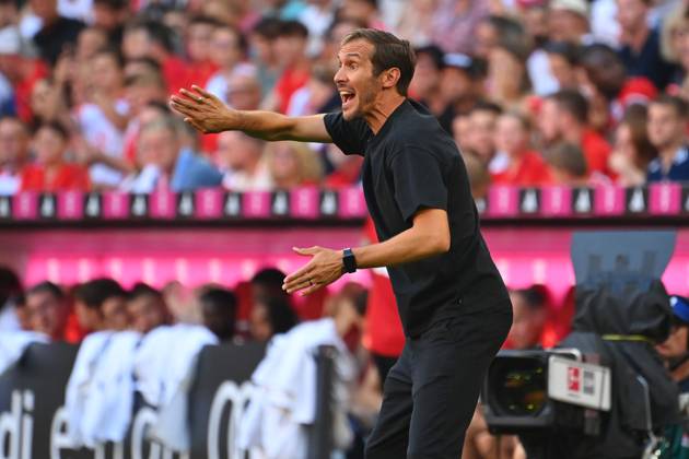 Trainer Julian SCHUSTER (SC Freiburg), Gestik,gibt Anweisungen, Einzelbild,angeschnittenes Einzelmotiv,Halbfigur,halbe Figur. Fussball 1. Bundesliga Saison 2024 2025, 2.Spieltag, Spieltag02 FC Bayern Muenchen - SC Freiburg 2-0 am 01.09.2024, A L L I A N Z A R E N A.