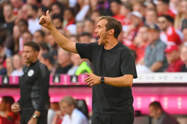 Trainer Julian SCHUSTER (SC Freiburg), Gestik,gibt Anweisungen, Einzelbild,angeschnittenes Einzelmotiv,Halbfigur,halbe Figur. Fussball 1. Bundesliga Saison 2024 2025, 2.Spieltag, Spieltag02 FC Bayern Muenchen - SC Freiburg 2-0 am 01.09.2024, A L L I A N Z A R E N A.
