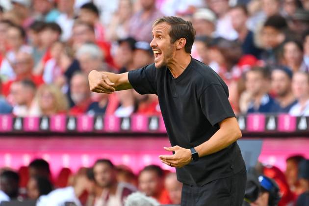 Trainer Julian SCHUSTER (SC Freiburg), Gestik,gibt Anweisungen, Einzelbild,angeschnittenes Einzelmotiv,Halbfigur,halbe Figur. Fussball 1. Bundesliga Saison 2024 2025, 2.Spieltag, Spieltag02 FC Bayern Muenchen - SC Freiburg 2-0 am 01.09.2024, A L L I A N Z A R E N A.