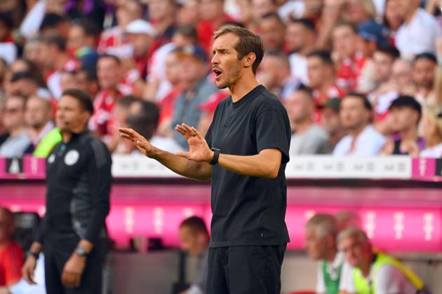 Trainer Julian SCHUSTER (SC Freiburg), Gestik,gibt Anweisungen, Einzelbild,angeschnittenes Einzelmotiv,Halbfigur,halbe Figur. Fussball 1. Bundesliga Saison 2024 2025, 2.Spieltag, Spieltag02 FC Bayern Muenchen - SC Freiburg 2-0 am 01.09.2024, A L L I A N Z A R E N A.