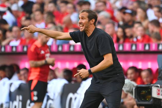 Trainer Julian SCHUSTER (SC Freiburg), Gestik,gibt Anweisungen, Einzelbild,angeschnittenes Einzelmotiv,Halbfigur,halbe Figur. Fussball 1. Bundesliga Saison 2024 2025, 2.Spieltag, Spieltag02 FC Bayern Muenchen - SC Freiburg 2-0 am 01.09.2024, A L L I A N Z A R E N A.