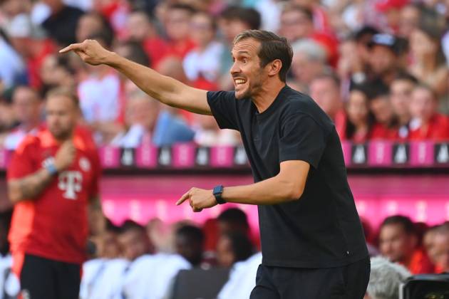 Trainer Julian SCHUSTER (SC Freiburg), Gestik,gibt Anweisungen, Einzelbild,angeschnittenes Einzelmotiv,Halbfigur,halbe Figur. Fussball 1. Bundesliga Saison 2024 2025, 2.Spieltag, Spieltag02 FC Bayern Muenchen - SC Freiburg 2-0 am 01.09.2024, A L L I A N Z A R E N A.