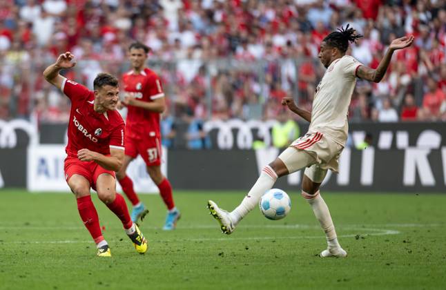 Maximilian Eggestein (SC Freiburg, 8) und Michael Olise (FC Bayern Muenchen, 17). GER, FC Bayern Muenchen gegen SC Freiburg Fussball, Bundesliga, 2. Spieltag, Spielzeit 2024 2025, 01.09.2024. (DFL DFB REGULATIONS PROHIBIT ANY USE OF PHOTOGRAPHS as IMAGE SEQUENCES and or QUASI-VIDEO). GER, FC Bayern Muenchen gegen SC Freiburg Fussball, Bundesliga, 2. Spieltag, Spielzeit 2024 2025, 01.09.2024. Muenchen Copyright: xEibner-Pressefoto HeikexFeinerx EP_HFR