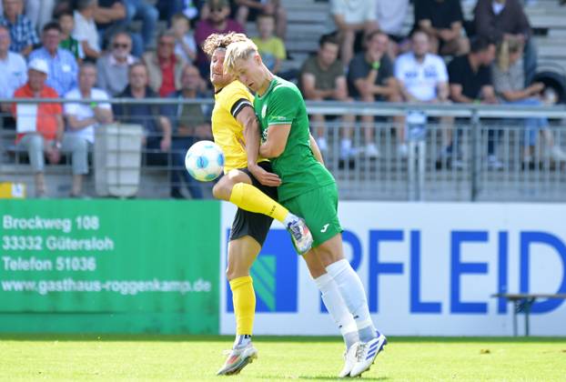 31.08.2024, GER, Fussball, Regionalliga West, Saison 2024 2025, 06. Spieltag, Ohlendorf Stadion im Heidewald, Gütersloh FC Gütersloh - SV Eintracht Hohkeppel 3 : 0 Leo Weichert (FC Gütersloh, rechts) gegen Enzo Wirtz (Eintracht Hohkeppel), Aktion, Duell, Zweikampf