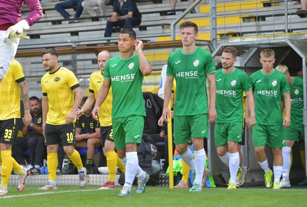 31.08.2024, GER, Fussball, Regionalliga West, Saison 2024 2025, 06. Spieltag, Ohlendorf Stadion im Heidewald, Gütersloh FC Gütersloh - SV Eintracht Hohkeppel 3 : 0 Allan Firmino Dantas, Aleksandar Kandic, Kevin Freiberger und Erik Lanfer (alle FC Gütersloh, v.L.), Aktion, Einzelbild, Quer, Mimik, Gestik