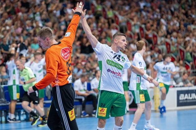 Joel Birlehm (TSV Hannover-Burgdorf, Nr. 35) Vincent Büchner (TSV Hannover-Burgdorf, Nr. 74) (v.l.), TSV Hannover-Burgdorf (weiss) gegen VfL Gummersbach (blau) am 1. Spieltag der Saison 2024 2025 in der DAIKIN Handball-Bundesliga (05.09.2024, ZAG Arena (Hannover, GER), Copyright: xJanxGuentherx xTSVxHannover-Burgdorfx
