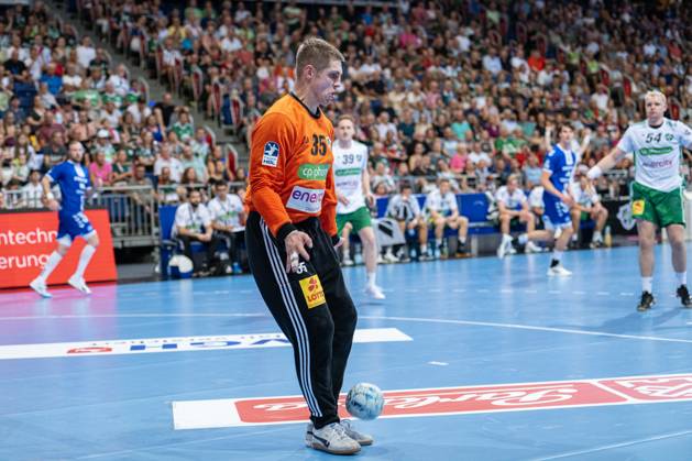 Joel Birlehm (TSV Hannover-Burgdorf, Nr. 35) (v.l.), TSV Hannover-Burgdorf (weiss) gegen VfL Gummersbach (blau) am 1. Spieltag der Saison 2024 2025 in der DAIKIN Handball-Bundesliga (05.09.2024, ZAG Arena (Hannover, GER), Copyright: xJanxGuentherx xTSVxHannover-Burgdorfx