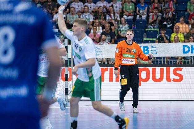 Joel Birlehm (TSV Hannover-Burgdorf, Nr. 35) (v.l.), TSV Hannover-Burgdorf (weiss) gegen VfL Gummersbach (blau) am 1. Spieltag der Saison 2024 2025 in der DAIKIN Handball-Bundesliga (05.09.2024, ZAG Arena (Hannover, GER), Copyright: xJanxGuentherx xTSVxHannover-Burgdorfx