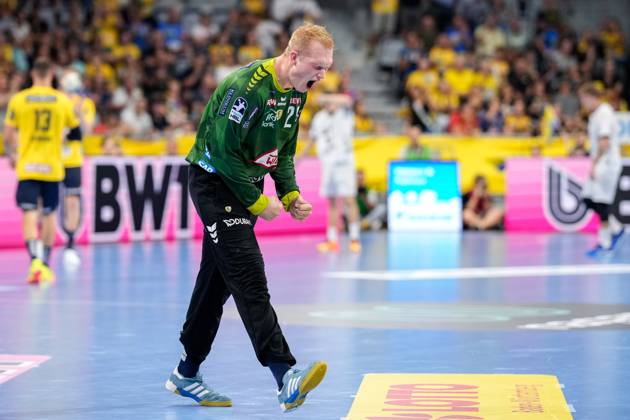 David Späth (Torwart, RNL, 29), Spieler der Rhein-Neckar-Löwen, Freisteller, Ganzkörper, Einzelbild, Einzelfoto, Aktion, Action, Jubel, jubeln, jubelt, celebration, Freude, freuen, freut sich, zuversichtlich, optimistisch, positiv, Spielszene, 05.09.2024, Mannheim (Deutschland), Handball, Bundesliga, Rhein-Neckar Löwen - THW Kiel