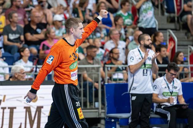 Joel Birlehm (TSV Hannover-Burgdorf, Nr. 35) (v.l.), TSV Hannover-Burgdorf (weiss) gegen VfL Gummersbach (blau) am 1. Spieltag der Saison 2024 2025 in der DAIKIN Handball-Bundesliga (05.09.2024, ZAG Arena (Hannover, GER), Copyright: xJanxGuentherx xTSVxHannover-Burgdorfx