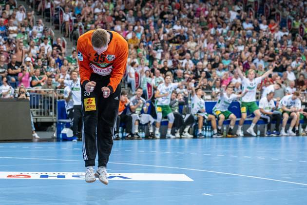 Joel Birlehm (TSV Hannover-Burgdorf, Nr. 35) (v.l.), TSV Hannover-Burgdorf (weiss) gegen VfL Gummersbach (blau) am 1. Spieltag der Saison 2024 2025 in der DAIKIN Handball-Bundesliga (05.09.2024, ZAG Arena (Hannover, GER), Copyright: xJanxGuentherx xTSVxHannover-Burgdorfx