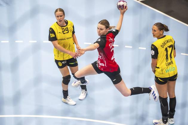 HANDBALL FRAUEN 1. BUNDESLIGA 2. SPIELTAG THC - BORUSSIA DORTMUND ** NUR FÜR REDAKTIONELLE ZWECKE ** EDITORIAL USE ONLY **<p>13 09 2024-Bad Langensalza: Handball Frauen 1. Bundesliga Frauen Saison 2024-2025 Salzhalle 2. Spieltag Thüringer HC - Borussia Dortmund im Foto: Anna Szabo 28 (Thüringer HC) im Zweikampf mit Alicia Langer 17 (Borussia Dortmund) und Emma Olsson 29 (Borussia Dortmund) ( Deutschland Thueringen Bad Langensalza Copyright: SaschaxFromm