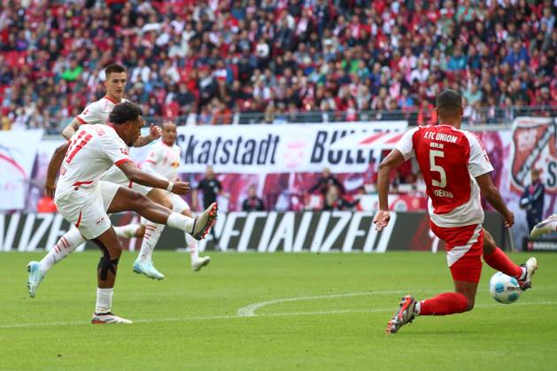 14.09.2024, xtgx, Fussball 1. Bundesliga, RB Leipzig - 1. FC Union Berlin emspor, v.l. Lois Openda (Leipzig, 11) schiesst den Ball aufs Tor, Torschuss, Schuss (DFL DFB REGULATIONS PROHIBIT ANY USE OF PHOTOGRAPHS as IMAGE SEQUENCES and or QUASI-VIDEO) Leipzig