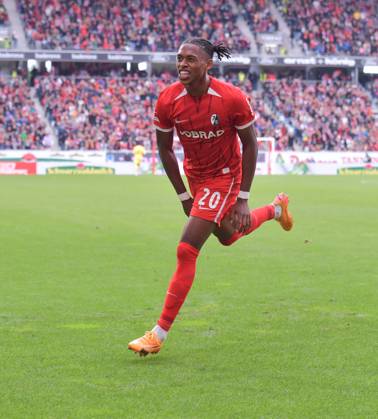 14.09.2024, xblx, Fussball 1.Bundesliga, SC Freiburg - VfL Bochum emspor, v.l. Junior Adamu (SC Freiburg), Goal scored, Tor zum 2:1, celebrate the goal, Torjubel , Jubel, jubeln, jubelt, (DFL DFB REGULATIONS PROHIBIT ANY USE OF PHOTOGRAPHS as IMAGE SEQUENCES and or QUASI-VIDEO) Freiburg