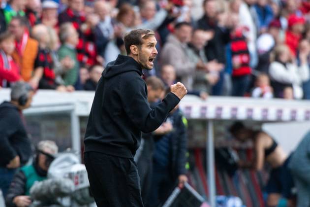 Julian Schuster (SC Freiburg, Trainer) jubelt ueber das Tor zum 2:1, GER, SC Freiburg (SCF) vs VfL Bochum (BOC), Fussball Bundesliga, 3. Spieltag, Saison 2024 2025, 14.09.2024 DFB DFL regulations prohibit any use of photographs as image sequences and or quasi-video GER, SC Freiburg (SCF) vs VfL Bochum (BOC), Fussball Bundesliga, 3. Spieltag, Saison 2024 2025, 14.09.2024 Freiburg Copyright: xEibner-Pressefoto Memmlerx EP_MMR