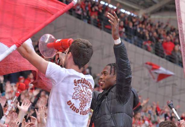 14.09.2024, xblx, Fussball 1.Bundesliga, SC Freiburg - VfL Bochum emspor, v.l. Junior Adamu (SC Freiburg), feiert feiern den Sieg mit den Fans(DFL DFB REGULATIONS PROHIBIT ANY USE OF PHOTOGRAPHS as IMAGE SEQUENCES and or QUASI-VIDEO) Freiburg