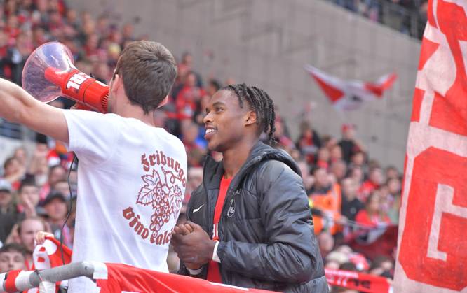 14.09.2024, xblx, Fussball 1.Bundesliga, SC Freiburg - VfL Bochum emspor, v.l. Junior Adamu (SC Freiburg), feiert feiern den Sieg mit den Fans(DFL DFB REGULATIONS PROHIBIT ANY USE OF PHOTOGRAPHS as IMAGE SEQUENCES and or QUASI-VIDEO) Freiburg