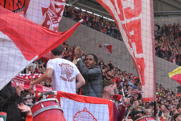 14.09.2024, xblx, Fussball 1.Bundesliga, SC Freiburg - VfL Bochum emspor, v.l. Junior Adamu (SC Freiburg), feiert feiern den Sieg mit den Fans(DFL DFB REGULATIONS PROHIBIT ANY USE OF PHOTOGRAPHS as IMAGE SEQUENCES and or QUASI-VIDEO) Freiburg