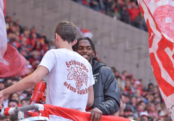 14.09.2024, xblx, Fussball 1.Bundesliga, SC Freiburg - VfL Bochum emspor, v.l. Junior Adamu (SC Freiburg), feiert feiern den Sieg mit den Fans(DFL DFB REGULATIONS PROHIBIT ANY USE OF PHOTOGRAPHS as IMAGE SEQUENCES and or QUASI-VIDEO) Freiburg