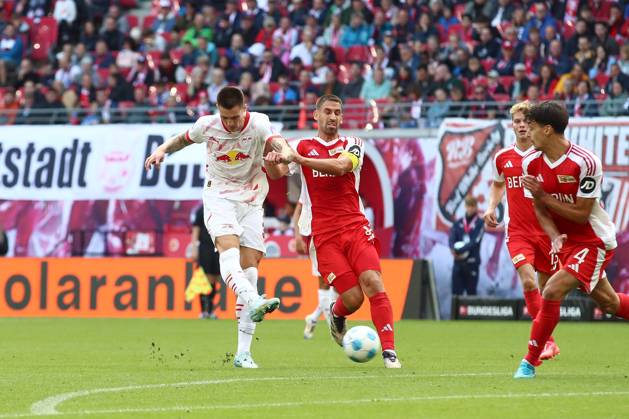 14.09.2024, xtgx, Fussball 1. Bundesliga, RB Leipzig - 1. FC Union Berlin emspor, v.l. Benjamin Sesko (Leipzig, 30), Rani Khedira (Union Berlin, 8) Zweikampf, Duell, Kampf, tackle schiesst den Ball aufs Tor, Torschuss, Schuss (DFL DFB REGULATIONS PROHIBIT ANY USE OF PHOTOGRAPHS as IMAGE SEQUENCES and or QUASI-VIDEO) Leipzig