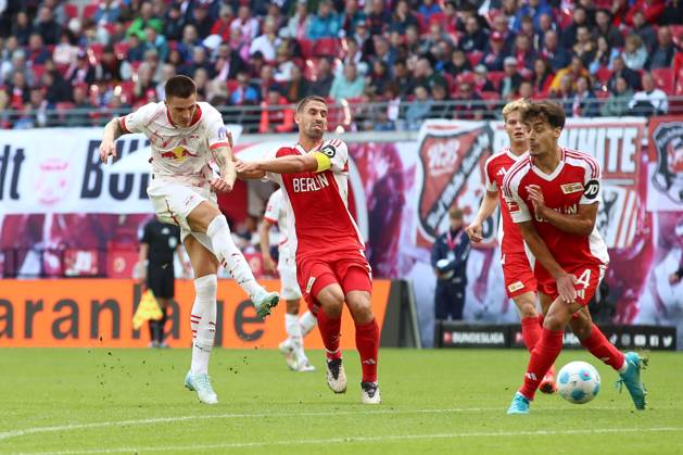 14.09.2024, xtgx, Fussball 1. Bundesliga, RB Leipzig - 1. FC Union Berlin emspor, v.l. Benjamin Sesko (Leipzig, 30), Rani Khedira (Union Berlin, 8) Zweikampf, Duell, Kampf, tackle schiesst den Ball aufs Tor, Torschuss, Schuss (DFL DFB REGULATIONS PROHIBIT ANY USE OF PHOTOGRAPHS as IMAGE SEQUENCES and or QUASI-VIDEO) Leipzig