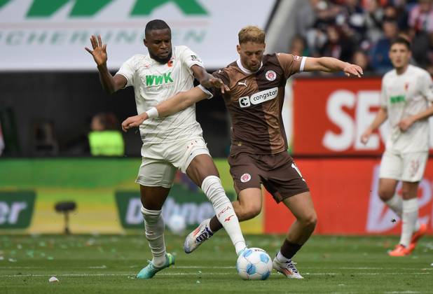 15.09.2024, xemx, Fussball 1.Bundesliga, FC Augsburg - FC St.Pauli emspor, v.l. Frank Ogochukwu Onyeka (FC Augsburg), Carlo Boukhalfa (FC St.Pauli) Zweikampf, Aktion, action, battle for the ball (DFL DFB REGULATIONS PROHIBIT ANY USE OF PHOTOGRAPHS as IMAGE SEQUENCES and or QUASI-VIDEO) Augsburg