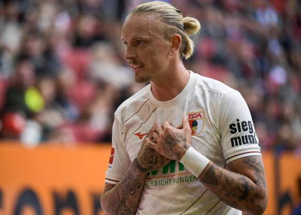15.09.2024, xemx, Fussball 1.Bundesliga, FC Augsburg - FC St.Pauli emspor, v.l. Marius Wolf (FC Augsburg) gibt Anweisungen, gestikuliert mit den Armen, gesticulate, gives instructions (DFL DFB REGULATIONS PROHIBIT ANY USE OF PHOTOGRAPHS as IMAGE SEQUENCES and or QUASI-VIDEO) Augsburg