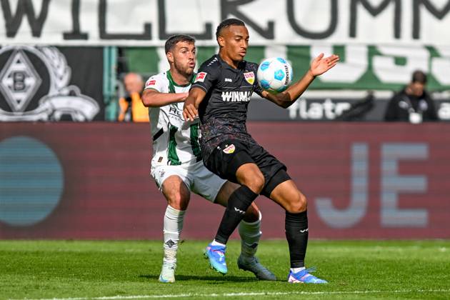 v. li. im Zweikampf Joe Scally (Moenchengladbach 29) 14.09.2024 Fussball Borussia Mönchengladbach vs VfB Stuttgart, Borussia-Park, Moenchengladbach, DFB DFL REGULATIONS PROHIBIT ANY USE OF PHOTOGRAPHS AS IMAGE SEQUENCES AND OR QUASI-VIDEO NRW Germany