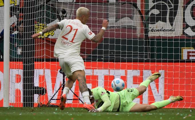 15.09.2024, xemx, Fussball 1.Bundesliga, FC Augsburg - FC St.Pauli emspor, v.l. Phillip Tietz (FC Augsburg), Nikola Vasilj (FC St.Pauli) Zweikampf, Aktion, action, battle for the ball (DFL DFB REGULATIONS PROHIBIT ANY USE OF PHOTOGRAPHS as IMAGE SEQUENCES and or QUASI-VIDEO) Augsburg